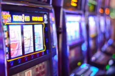 Wolf Gold slot game interface showing reels and payout table
